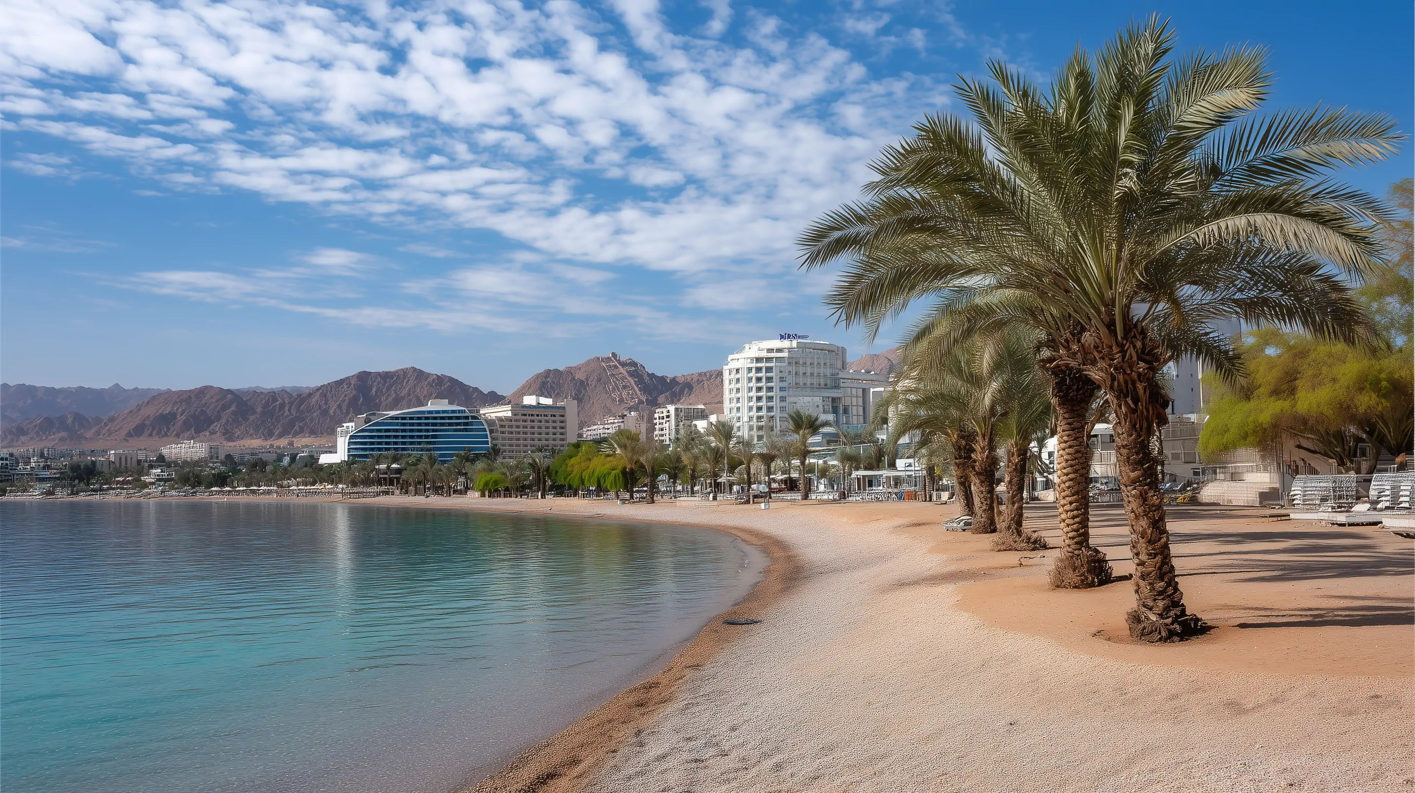 Panoramiczny widok na wybrzeże Teneryfy z oceanem i zabudową mieszkalną