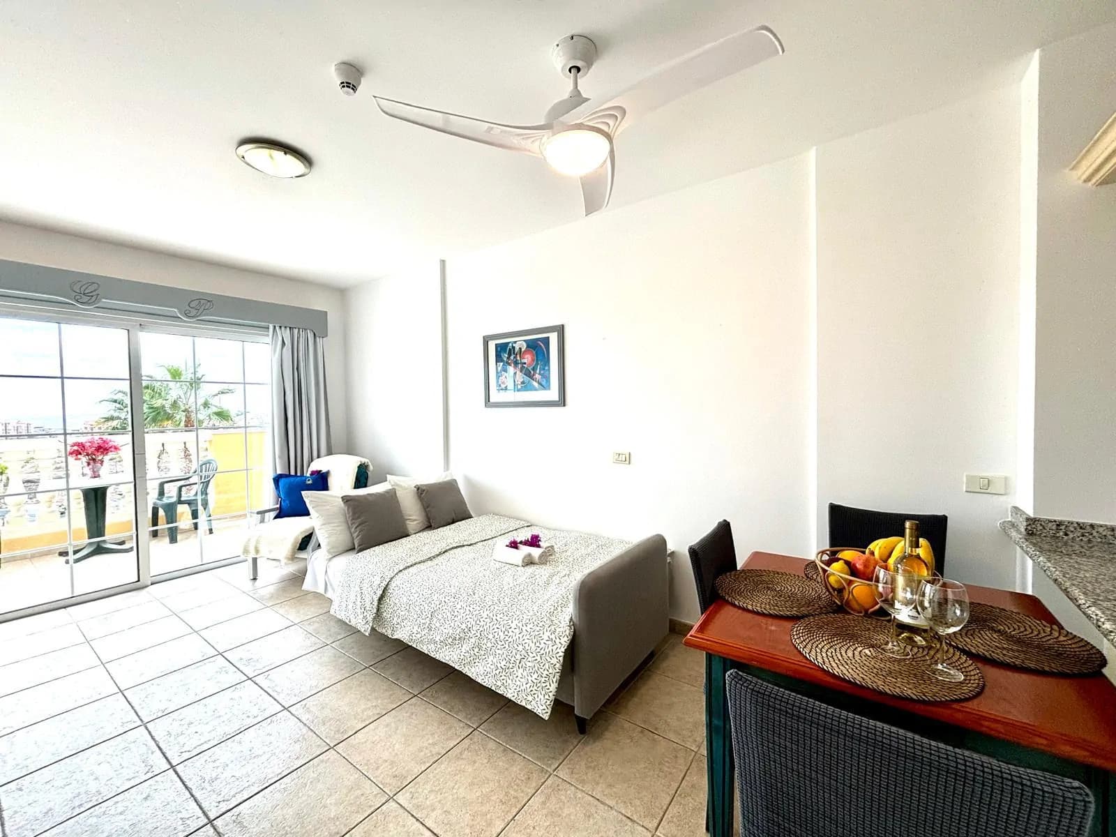 Nowoczesny apartamentowiec na Teneryfie obok starszego budynku mieszkalnego