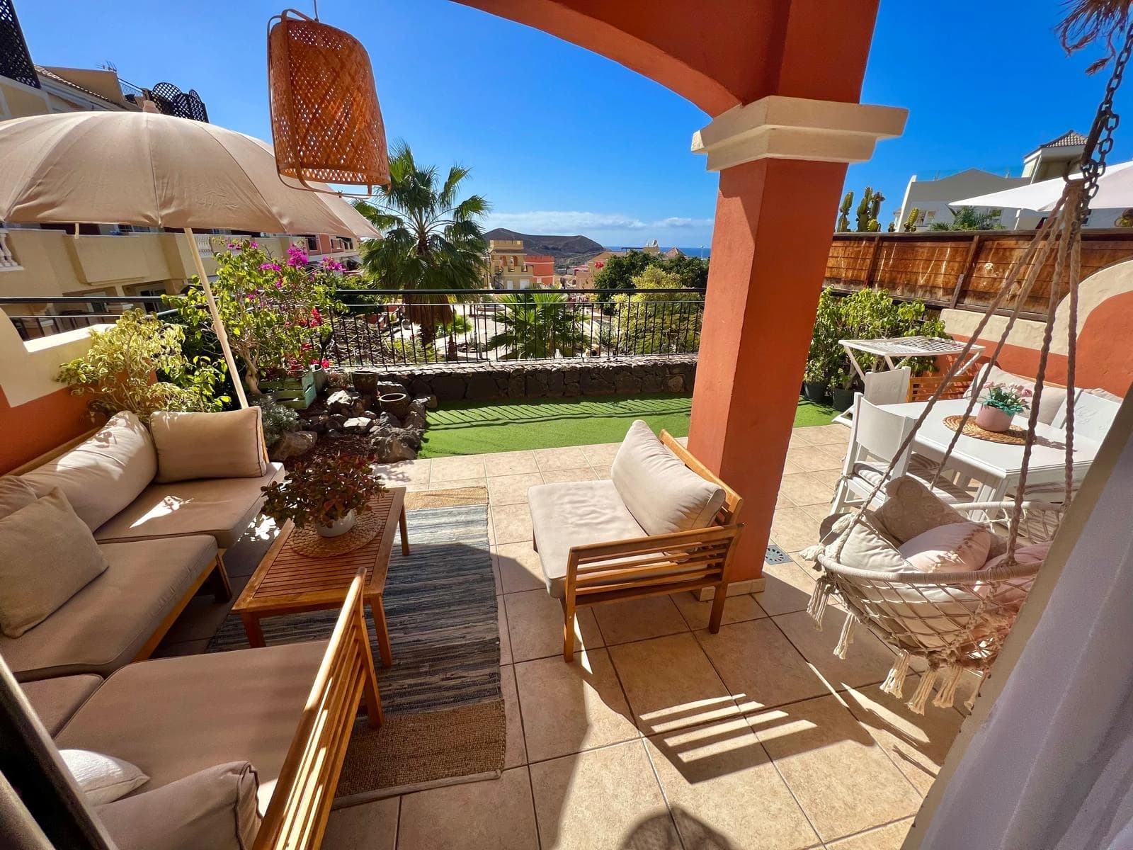 Balkon z widokiem na ocean i apartamentowiec na Teneryfie