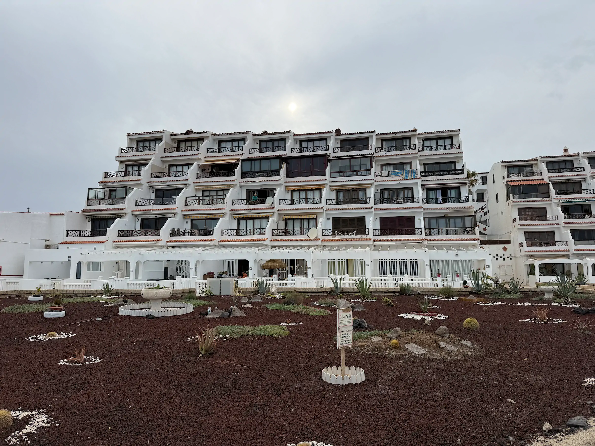 Klasyczny, biały kompleks apartamentów w Costa del Silencio z wulkanicznym ogrodem