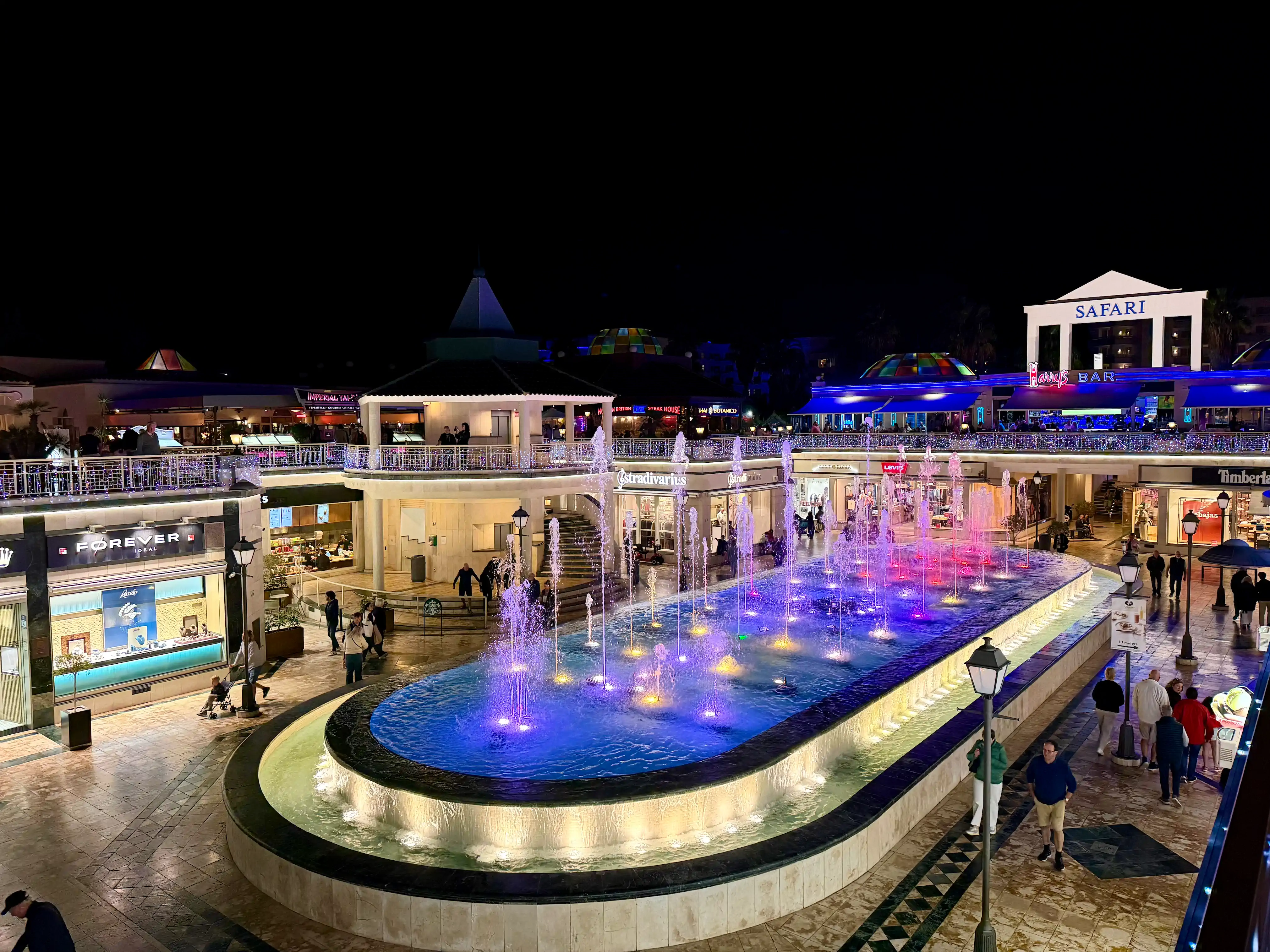 Panoramiczny widok na wybrzeże Teneryfy z oceanem i zabudową mieszkalną