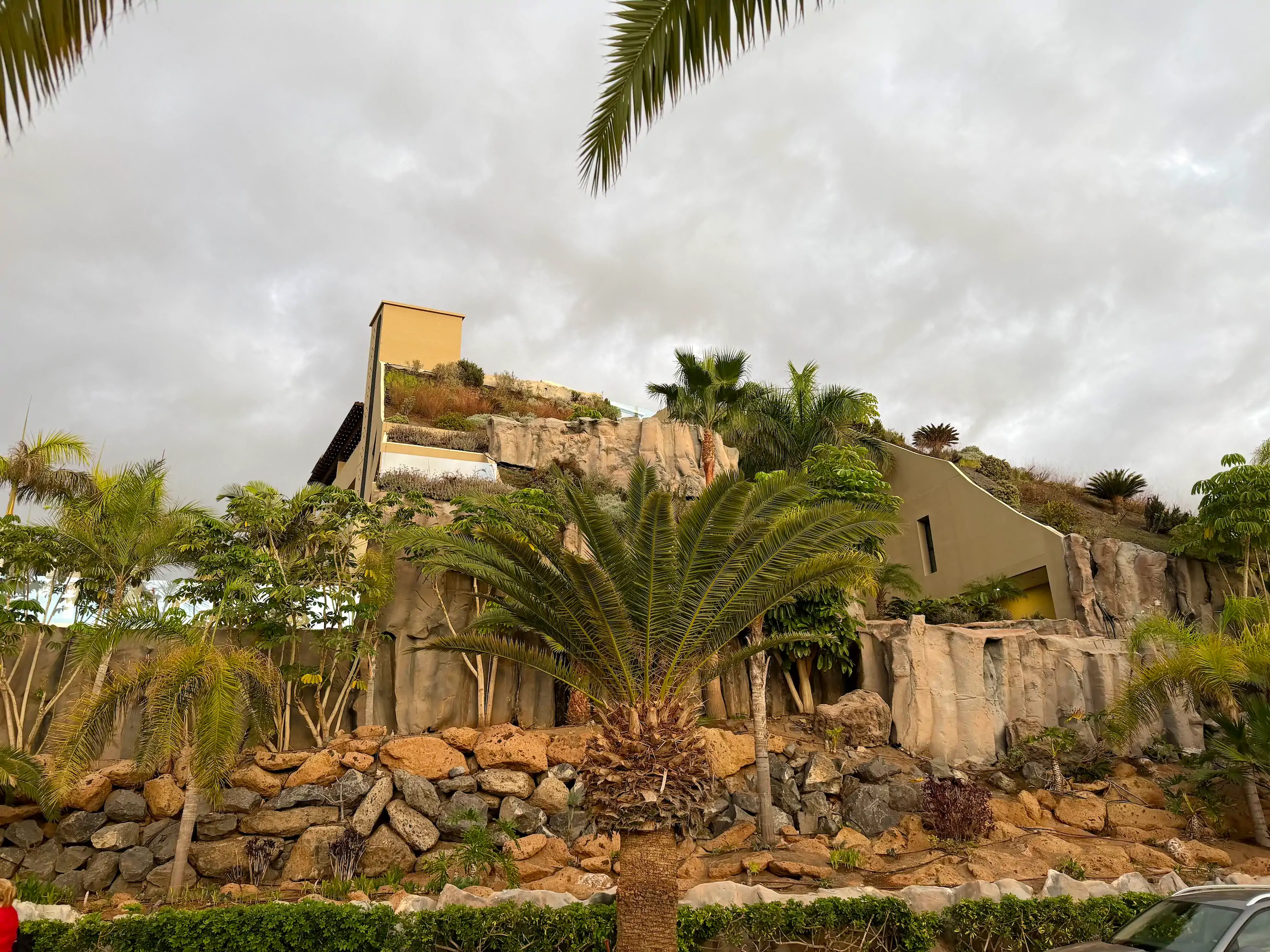 Nowoczesny apartamentowiec na Teneryfie obok starszego budynku mieszkalnego