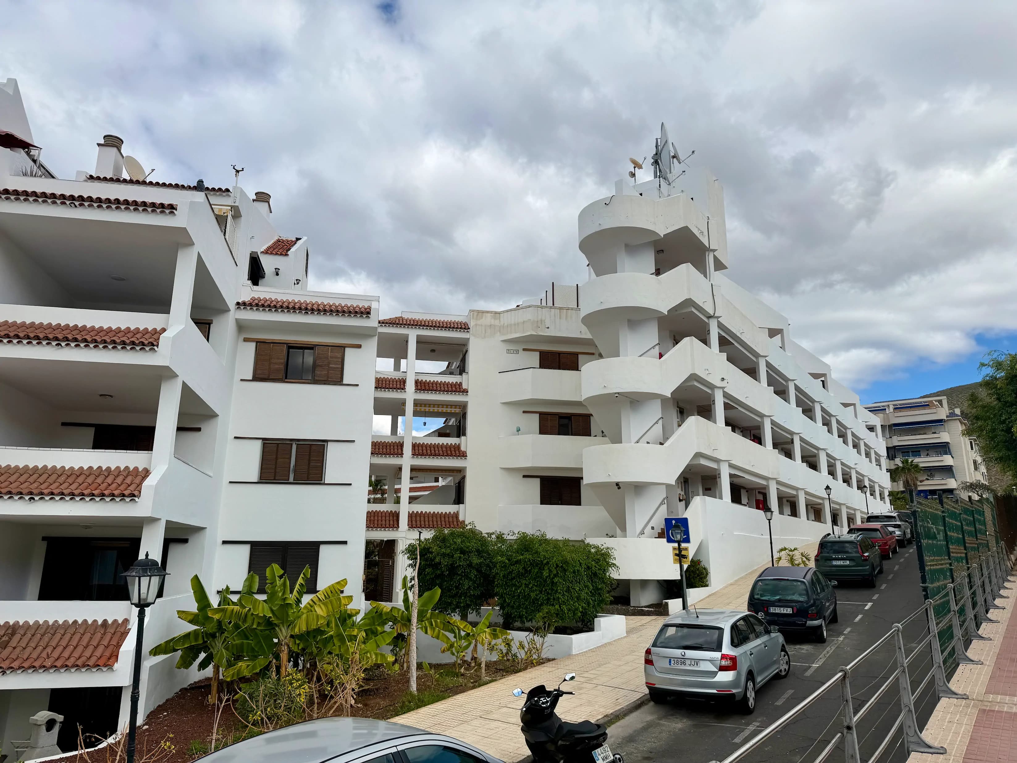 Nowoczesny biały budynek apartamentowy na Teneryfie z charakterystycznymi spiralnymi klatkami schodowymi na zewnątrz