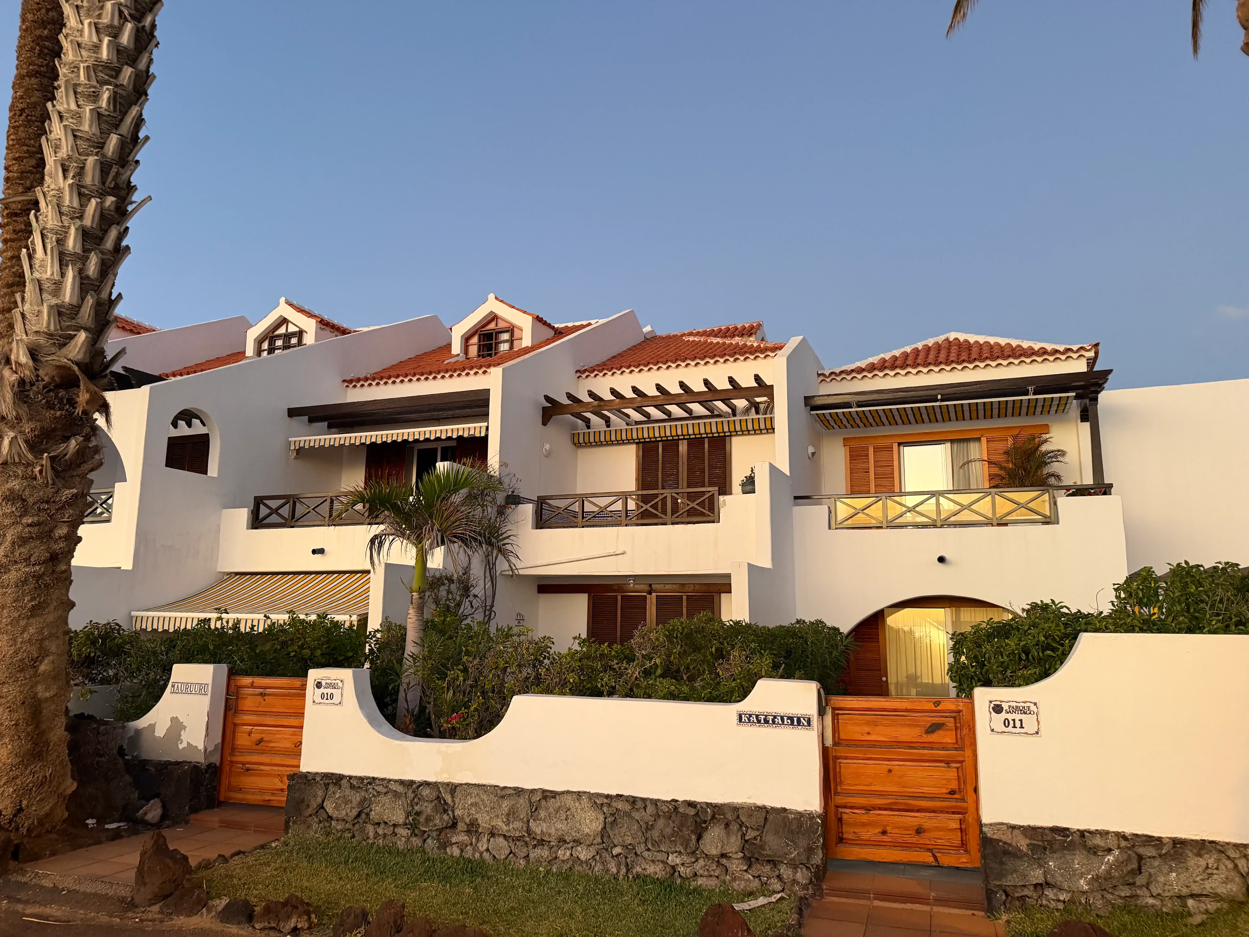 Balkon z widokiem na ocean i apartamentowiec na Teneryfie