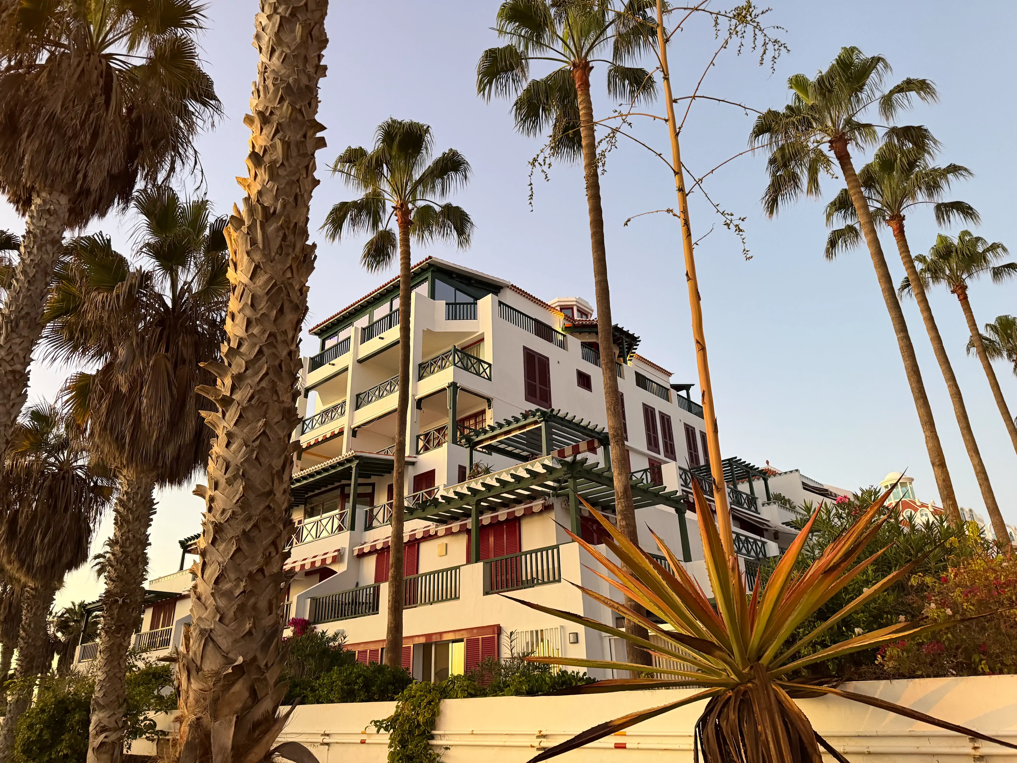 Promenada na Teneryfie z blokami mieszkalnymi i oceanem w tle