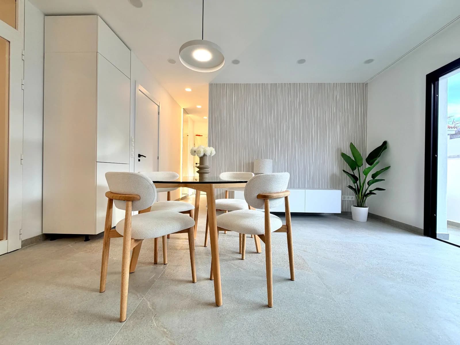 Nowoczesny apartament z balkonem w nadmorskim Los Abrigos - zdjęcie 1
