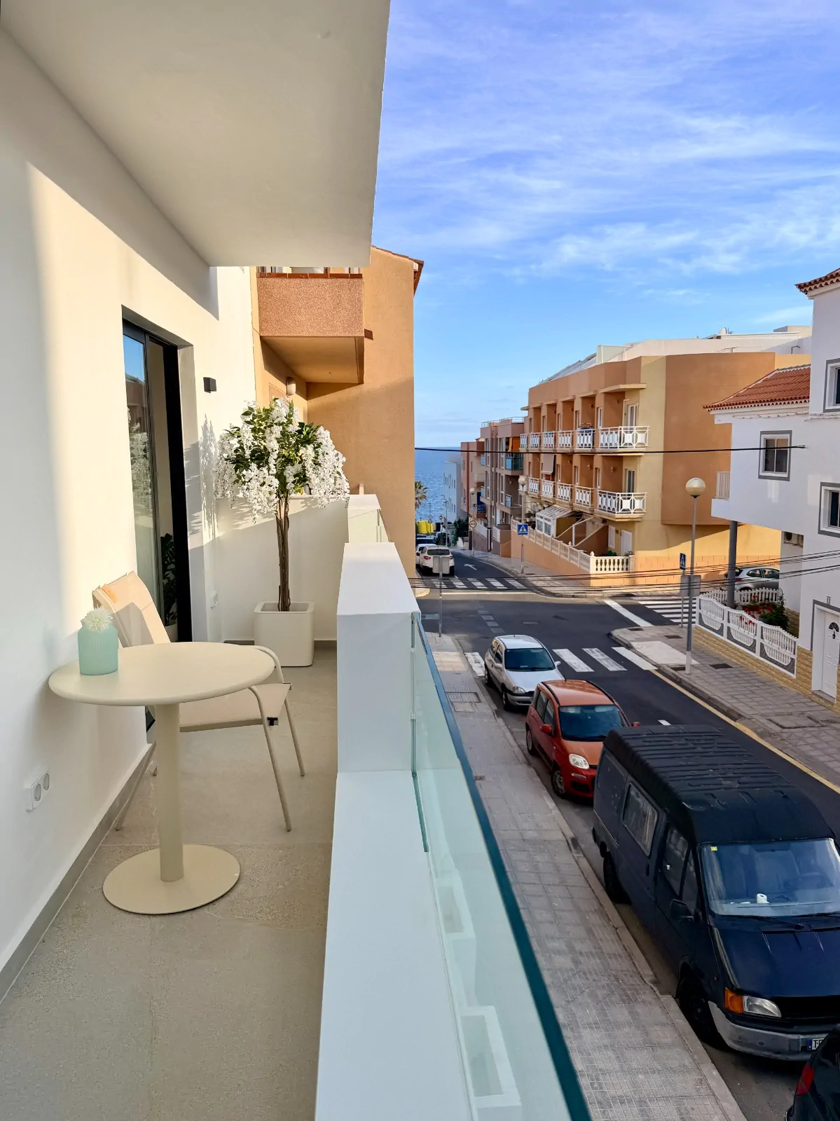 Nowoczesny apartament z balkonem w nadmorskim Los Abrigos - zdjęcie 34