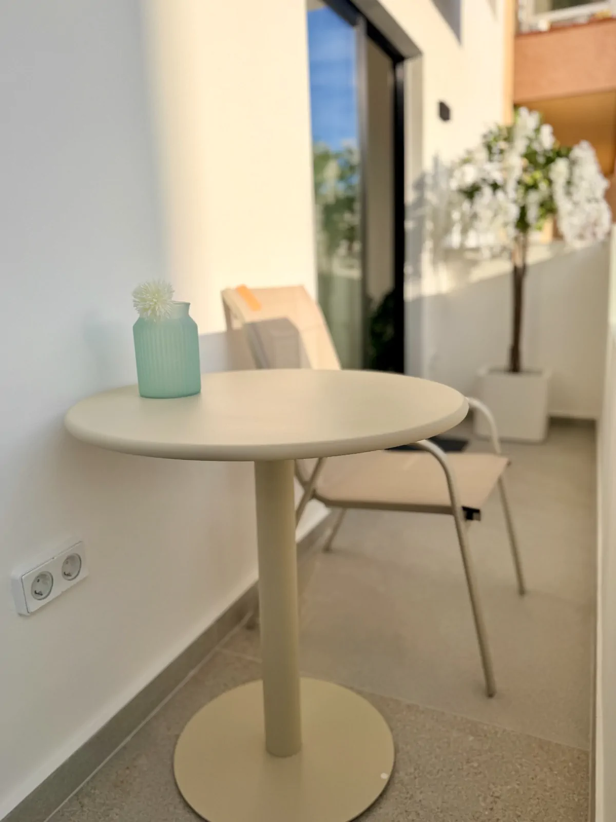 Nowoczesny apartament z balkonem w nadmorskim Los Abrigos - zdjęcie 35