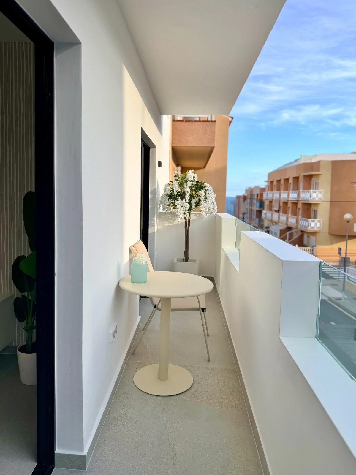 Nowoczesny apartament z balkonem w nadmorskim Los Abrigos - zdjęcie 42