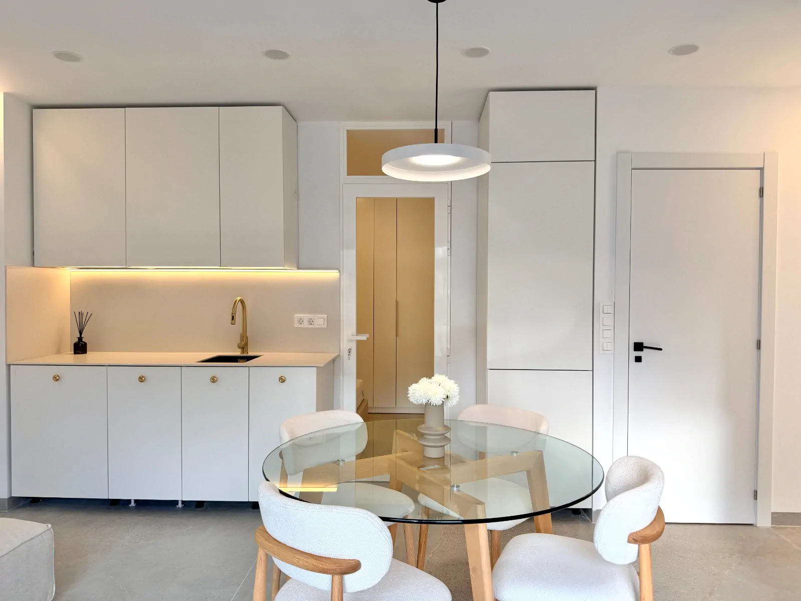 Nowoczesny apartament z balkonem w nadmorskim Los Abrigos - zdjęcie 7