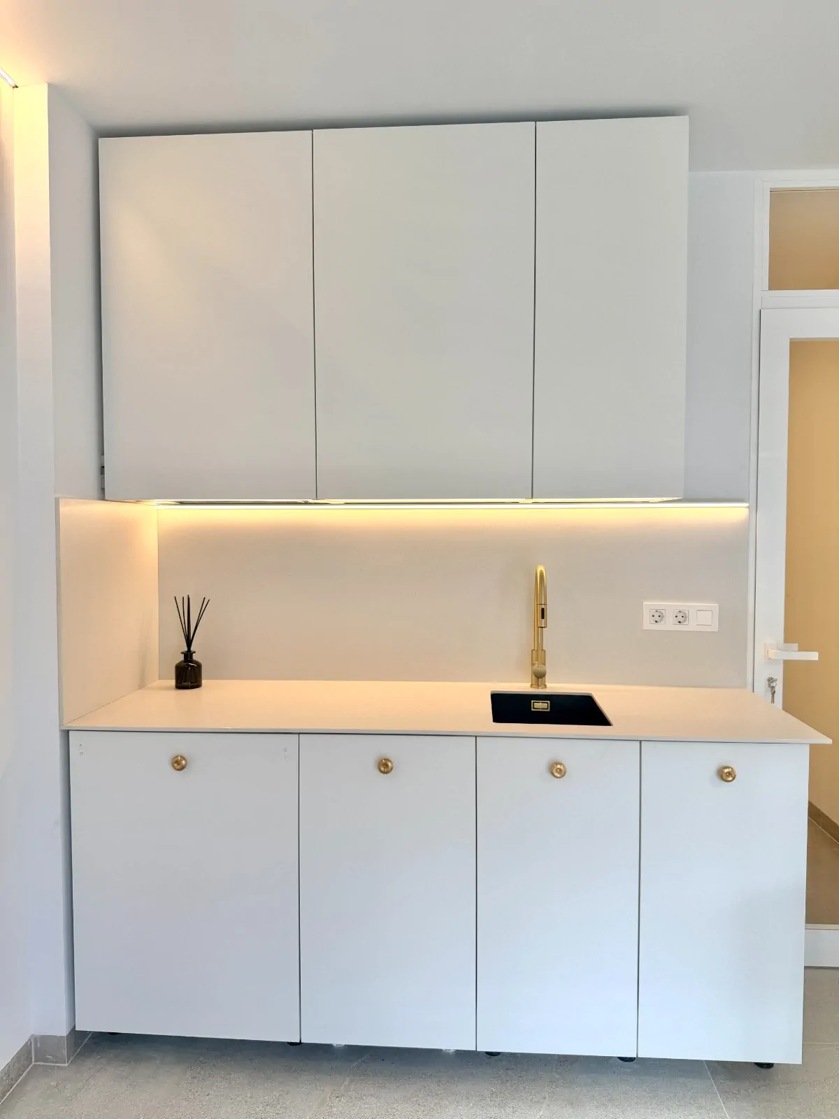 Nowoczesny apartament z balkonem w nadmorskim Los Abrigos - zdjęcie 8