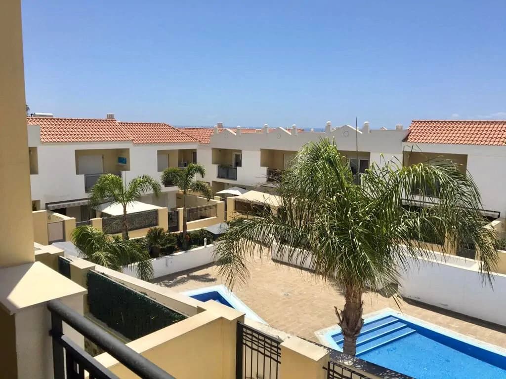 Trzypiętrowy dom szeregowy w sercu Costa Adeje – El Madroñal - zdjęcie 1