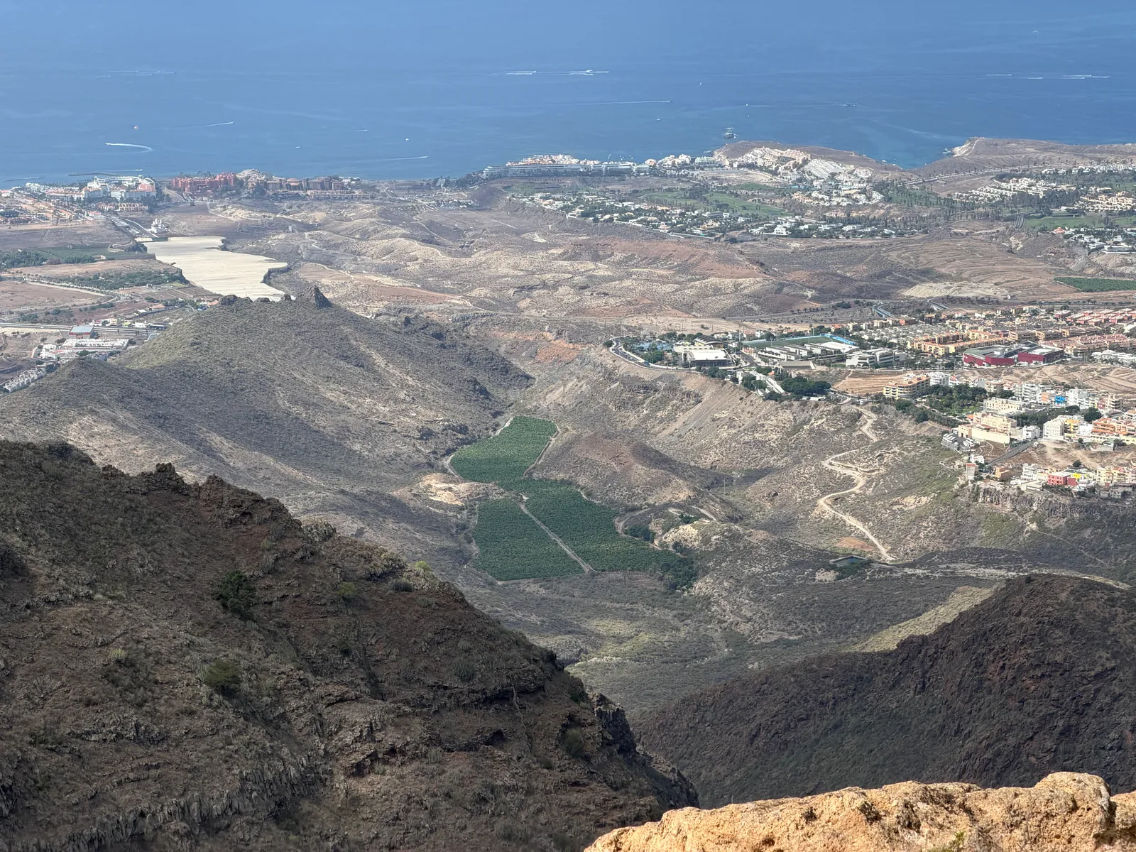 Widok z gór na Adeje, zieloną dolinę i zabudowę Costa Adeje przy oceanie