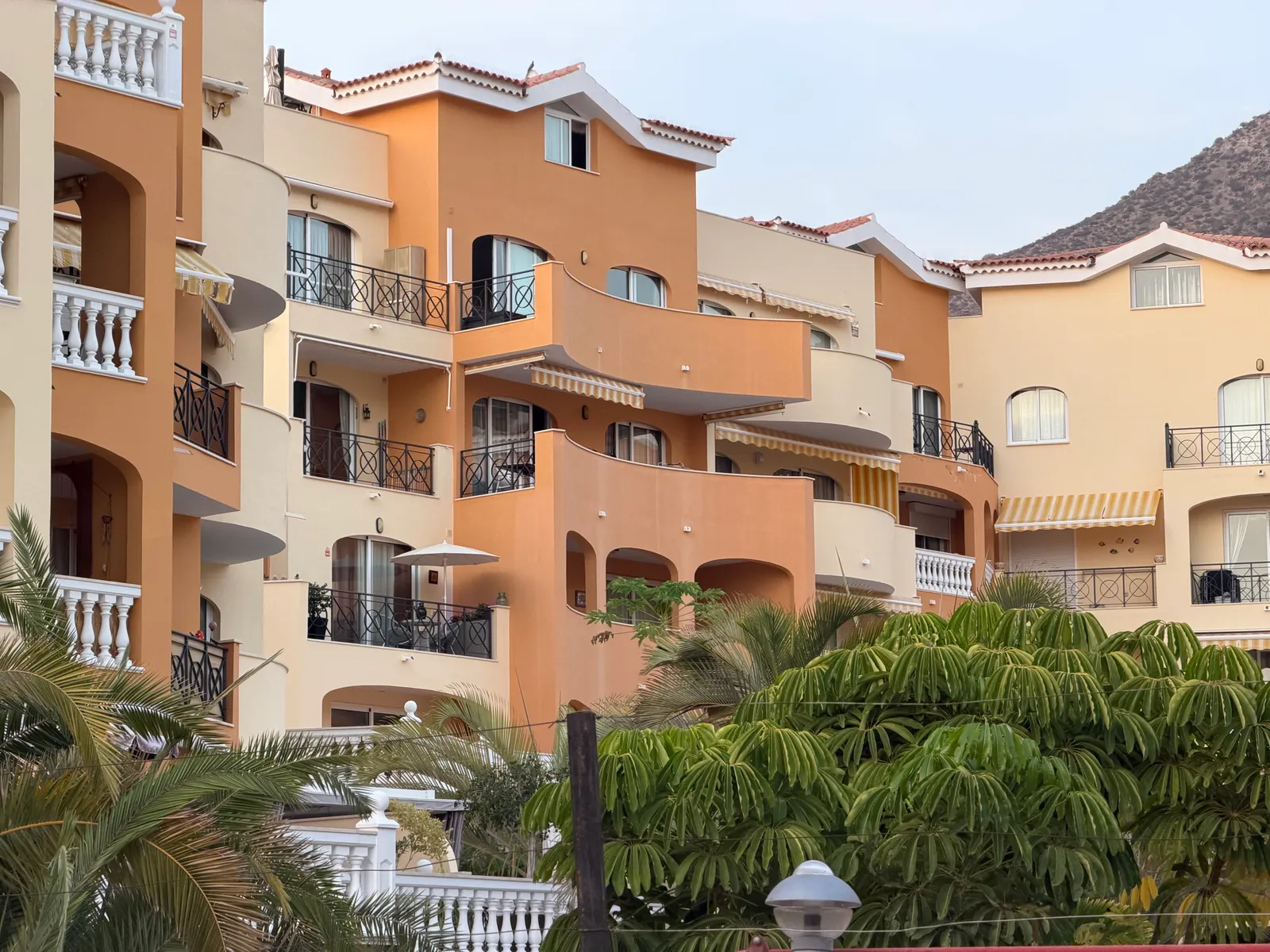 Balkony i ogród osiedla pod Montaña Guaza w Los Cristianos